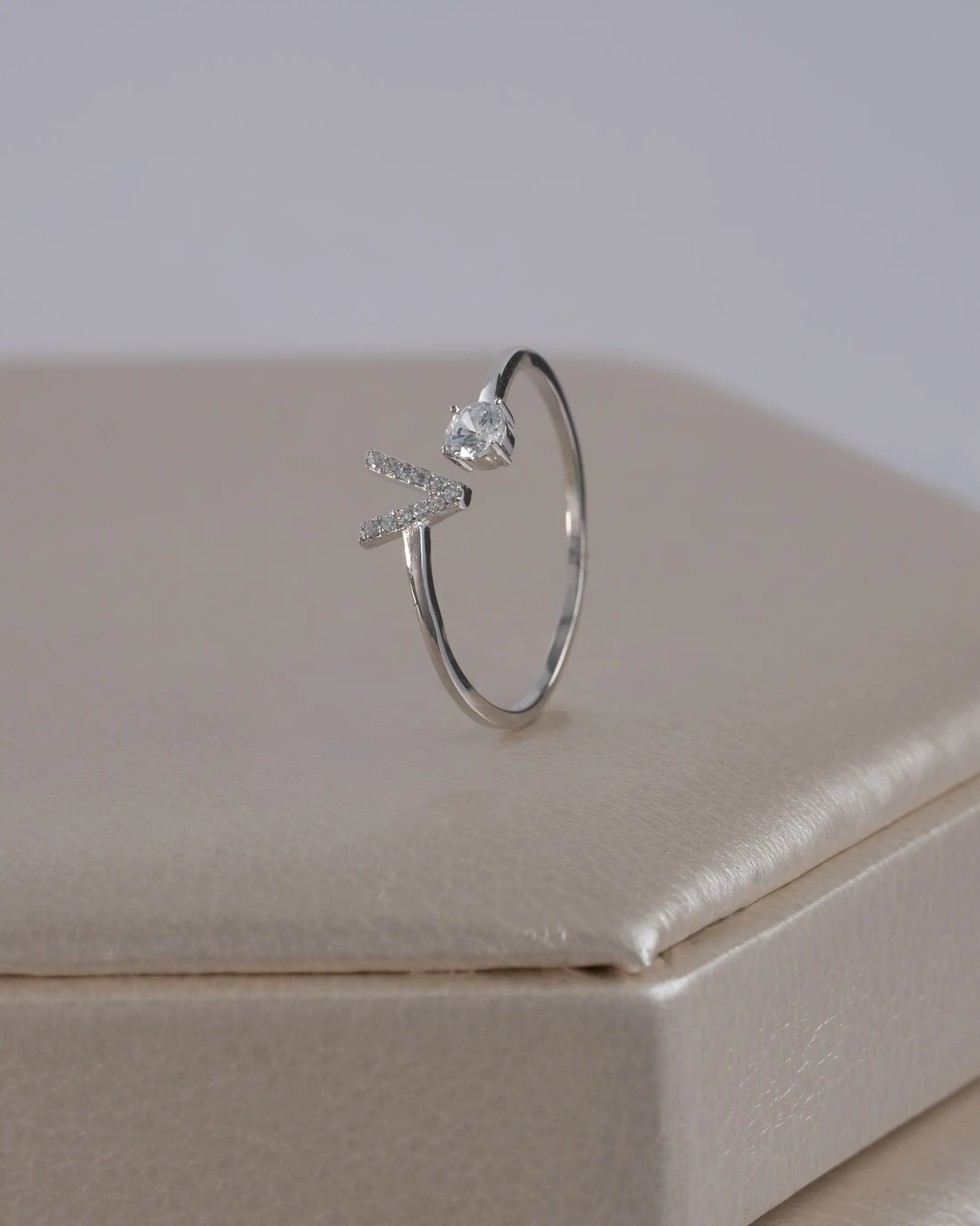 Anillo Letra V Crystal — foto 4