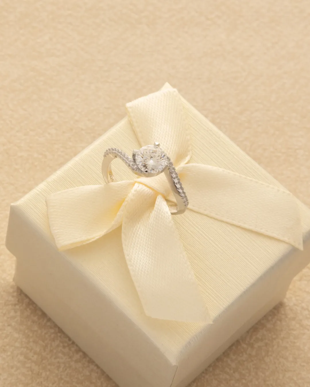 A Solitario Moisanita Twist Pave Ajustable — foto 2