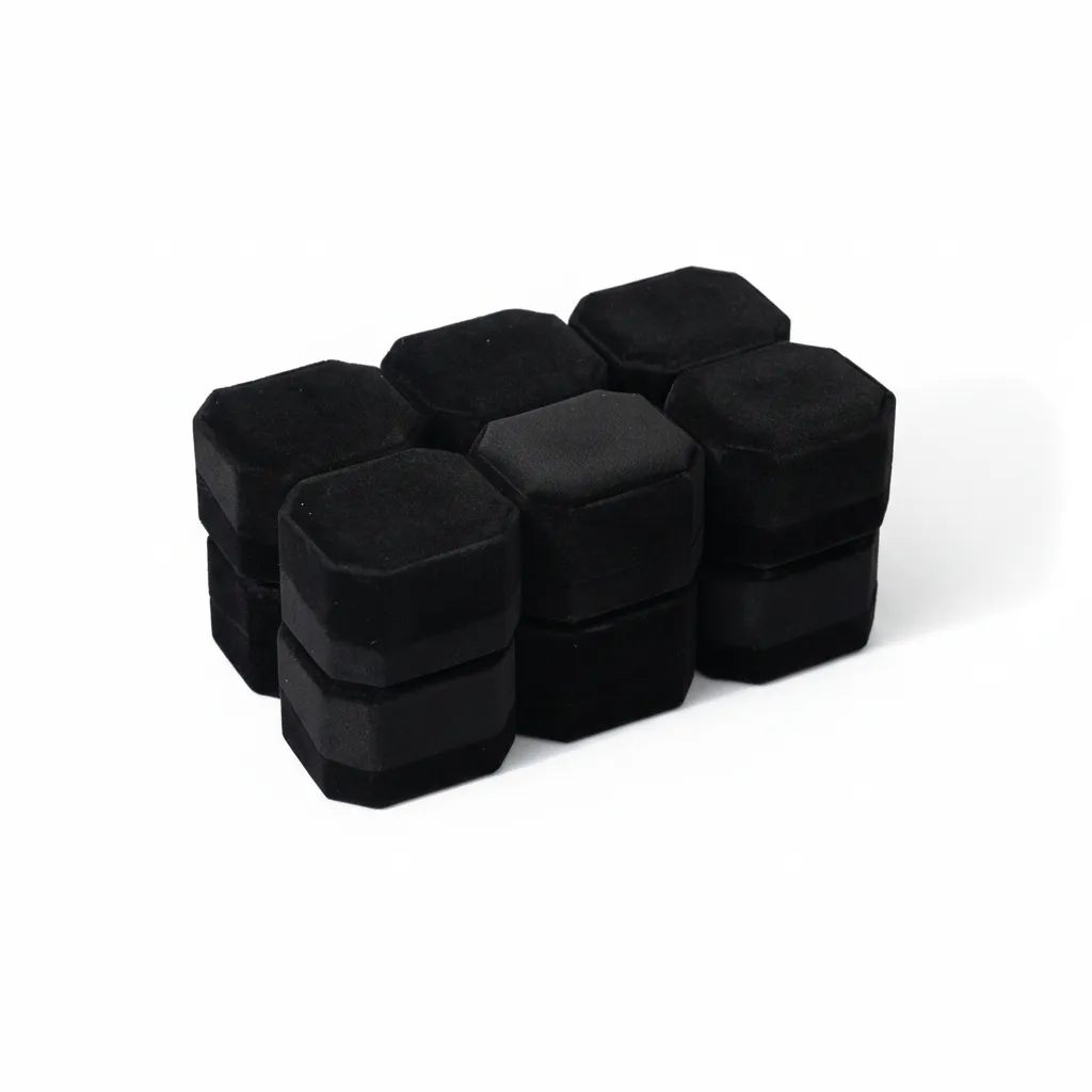 Paquete de 12 cajas de joyería para anillos y aretes de 6×5,3×3,8 cm. Diseñadas para la presentación profesional y protección de piezas pequeñas. Su estructura mantiene las joyas firmes y ordenadas, facilitando la exhibición, venta y resguardo en uso comercial.