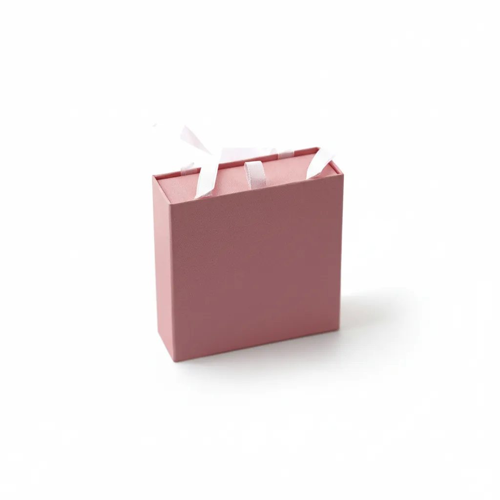Caja de joyería rígida con colgaderas de 10×10×3,5 cm, diseñada para empacar anillos, aretes, pulseras, cadenas y tobilleras. Su formato tipo bolsa de regalo combina estructura firme con asas superiores, ofreciendo una presentación práctica y elegante para venta, entrega y obsequio.