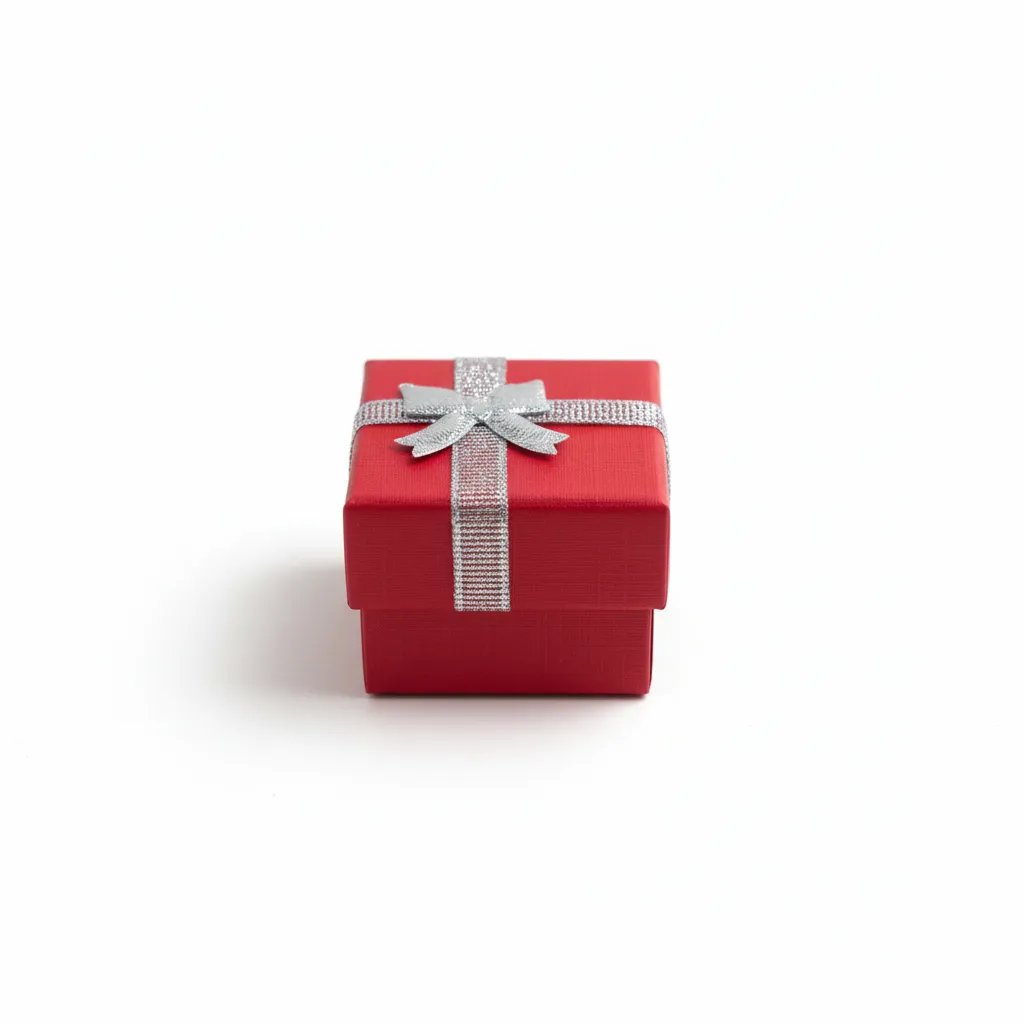 Caja de joyería de 4 x 4 cm ideal para anillos y aretes pequeños. Presentación elegante, resistente y lista para venta o regalo.