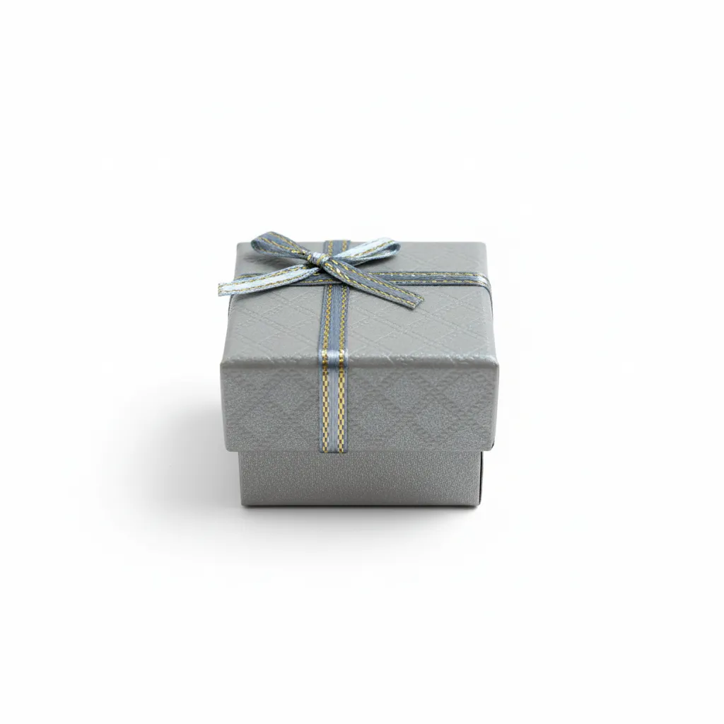 Caja de joyería de 4 x 4 cm ideal para anillos y aretes pequeños. Presentación elegante, resistente y lista para venta o regalo.